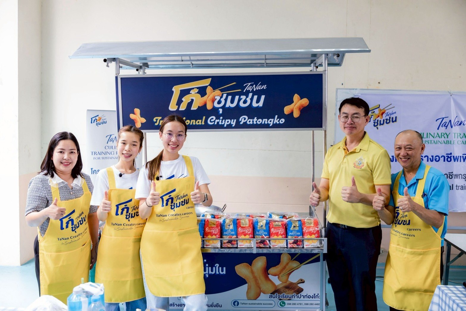 Winnie and team beside a TaNan patongko food cart at Din Daeng 1